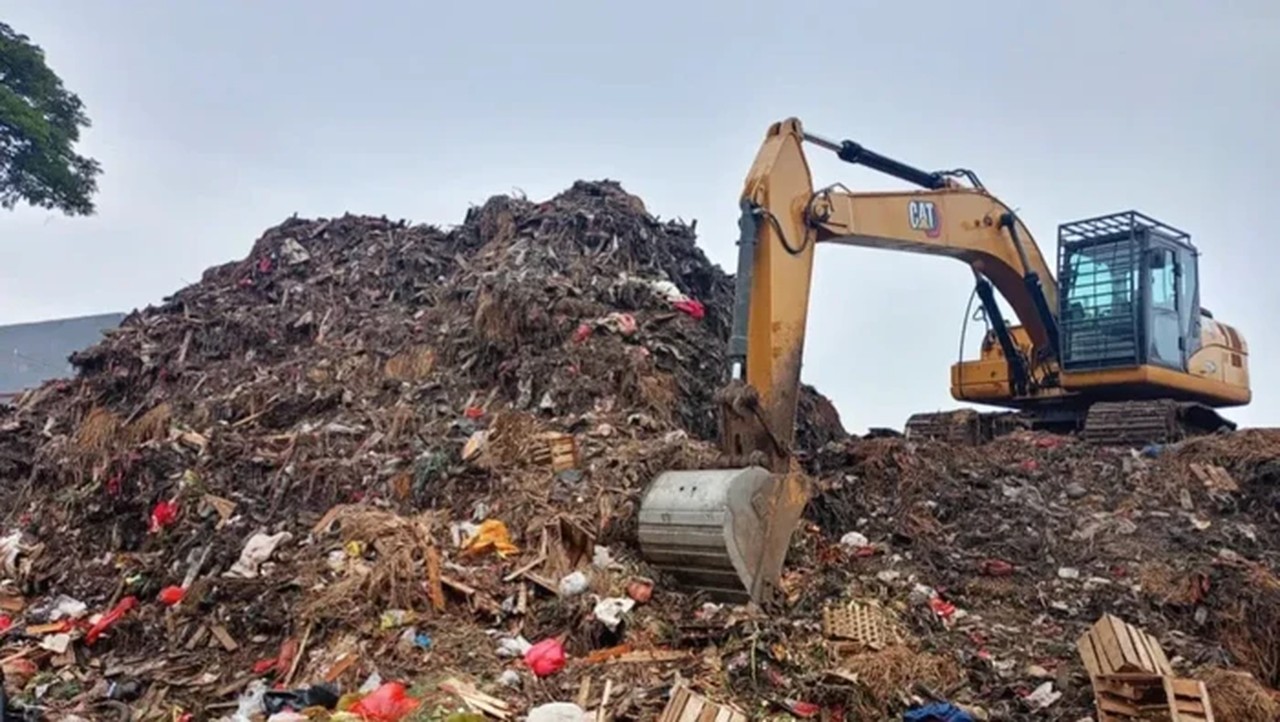Gunungan Sampah Pasar Induk Kramat Jati Mulai Diangkut, 10 Truk Dikerahkan Gunungan Sampah Pasar Induk Kramat Jati Mulai Diangkut, 10 Truk Dikerahkan