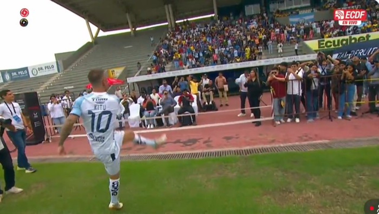 Aksi Kocak Damian Diaz: Tendang Bola ke Staf Klub Saat Perkenalan di Guayaquil City