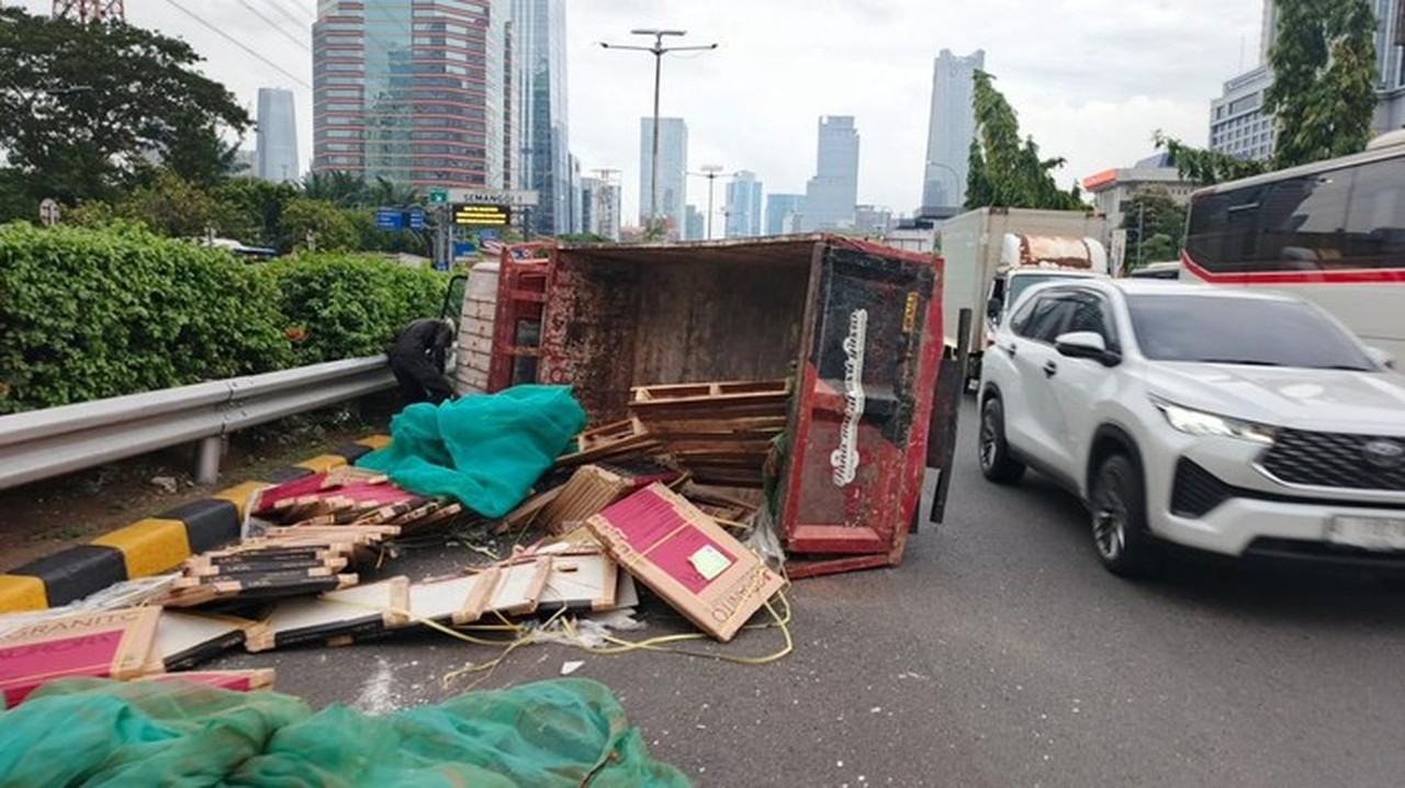 Truk Muatan Granit Terbalik di Tol Dalam Kota, Lalu Lintas Arah Grogol Macet Parah