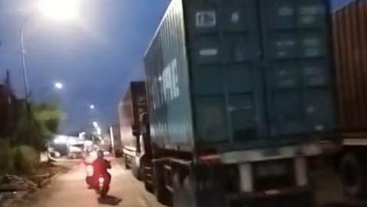 Macet Cakung-Cilincing Malam Ini: Antrean Truk Kontainer Capai 6 Km Akibat Aktivitas Pelabuhan