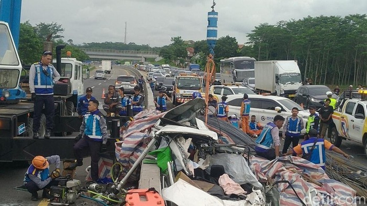 Evakuasi Kecelakaan Maut di Tol Batang Makan Waktu 7 Jam Akibat Muatan Besi
