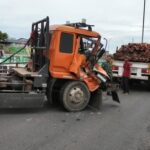 Tronton Bermuatan Pipa Baja Nyaris Tabrak Pasutri di Flyover Ciputat, Sopir Terjepit