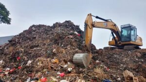 Tumpukan Sampah di Pasar Induk Kramat Jati Sebabkan Bau Busuk Menahun, Warga Resah