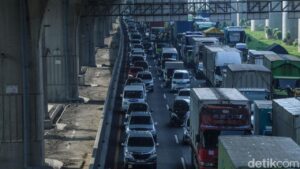 Jumat Pagi, Tol Jagorawi hingga Japek Arah Jakarta Padat Akibat Volume Lalin Tinggi