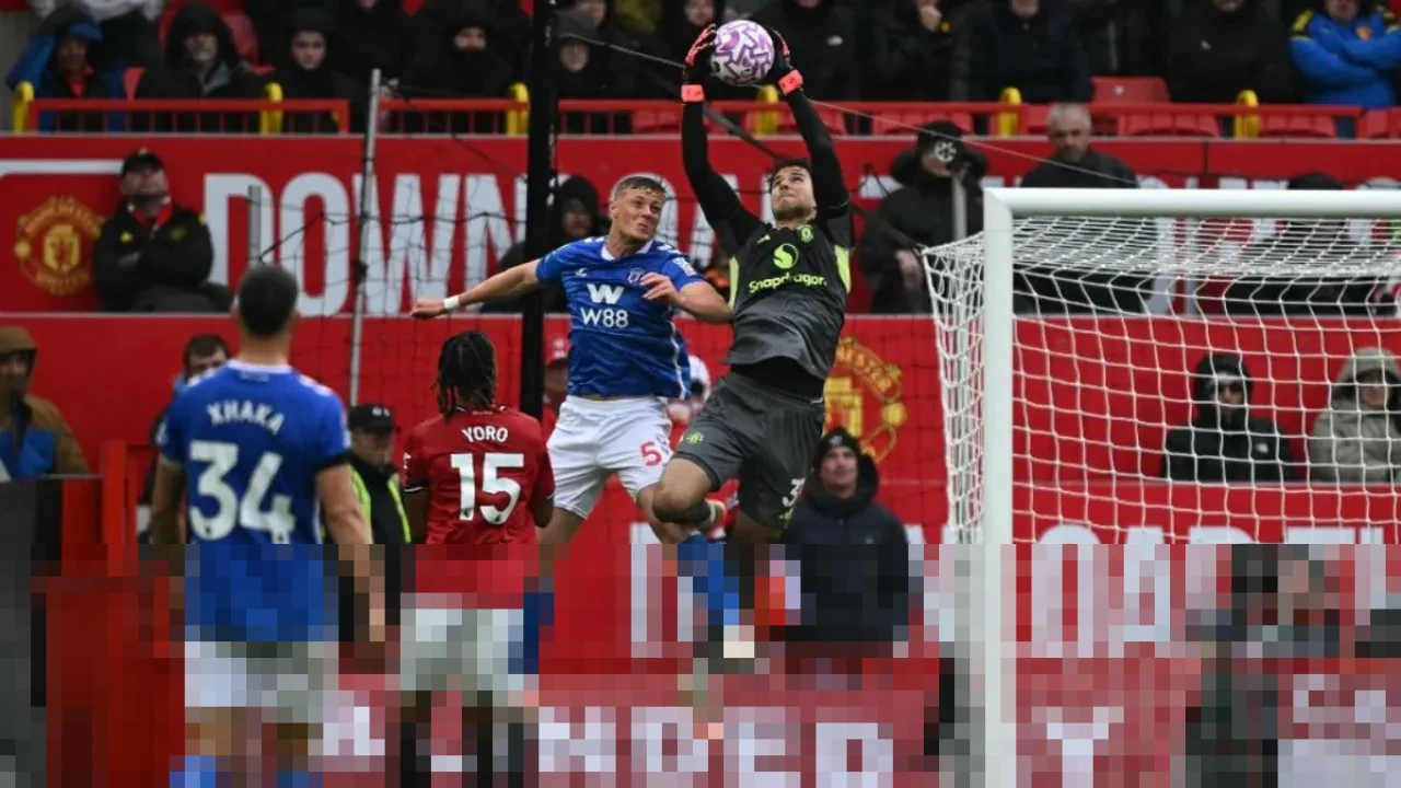Diogo Dalot Puji Ketenangan Senne Lammens, Kunci Stabilitas Lini Belakang MU