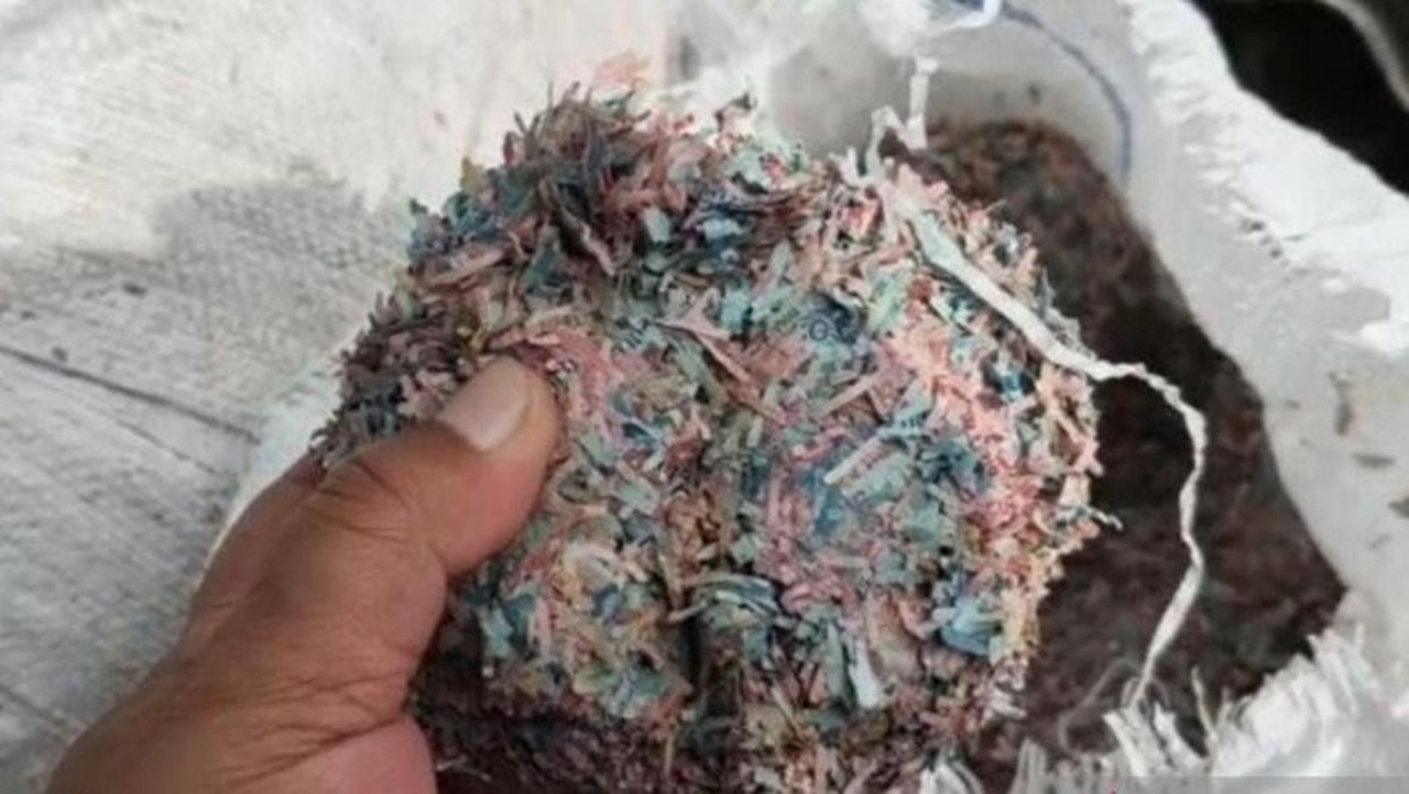 Polisi Selidiki Temuan 21 Karung Cacahan Kertas Diduga Uang di TPS Liar Bekasi