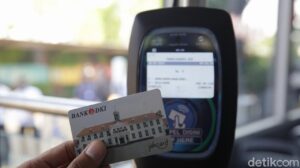 Wanita Viral Tukar Kartu TransJ Jaktim Ditangkap, Polisi Serahkan ke Dinsos