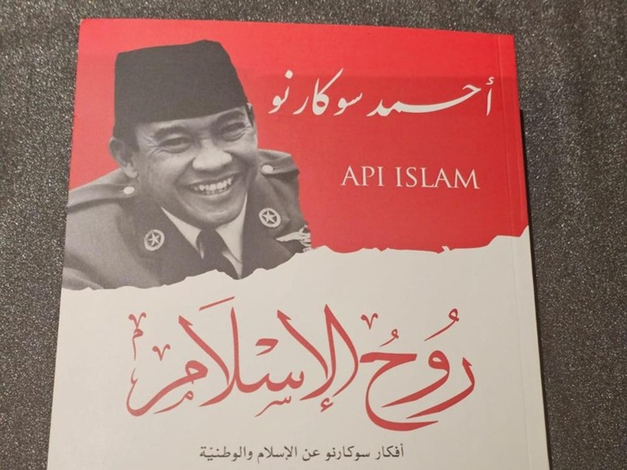 Prananda Prabowo Serahkan Buku ‘Api Islam’ Bung Karno Berbahasa Arab kepada Putra Mahkota UEA