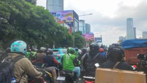 Truk Mogok Lumpuhkan Arus Lalu Lintas di Gatot Subroto Arah Semanggi