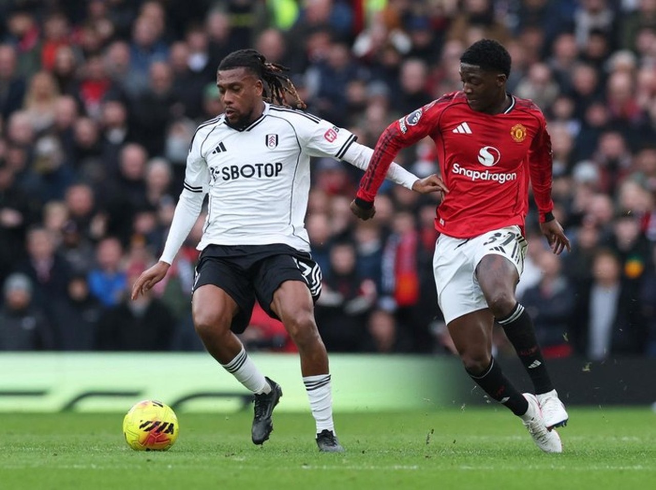 Alex Iwobi Akui Kekuatan Fisik Kobbie Mainoo Hancurkan Tangannya dalam Laga Fulham vs MU