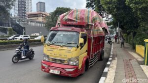 Truk Mogok di Gatot Subroto Dievakuasi, Arus Lalu Lintas Kembali Normal