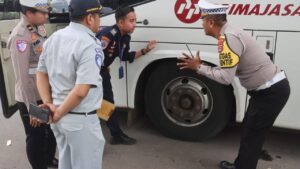 Tekan Angka Kecelakaan, Polisi Serang Gelar Ramp Check Bus di Jalan Jenderal Sudirman