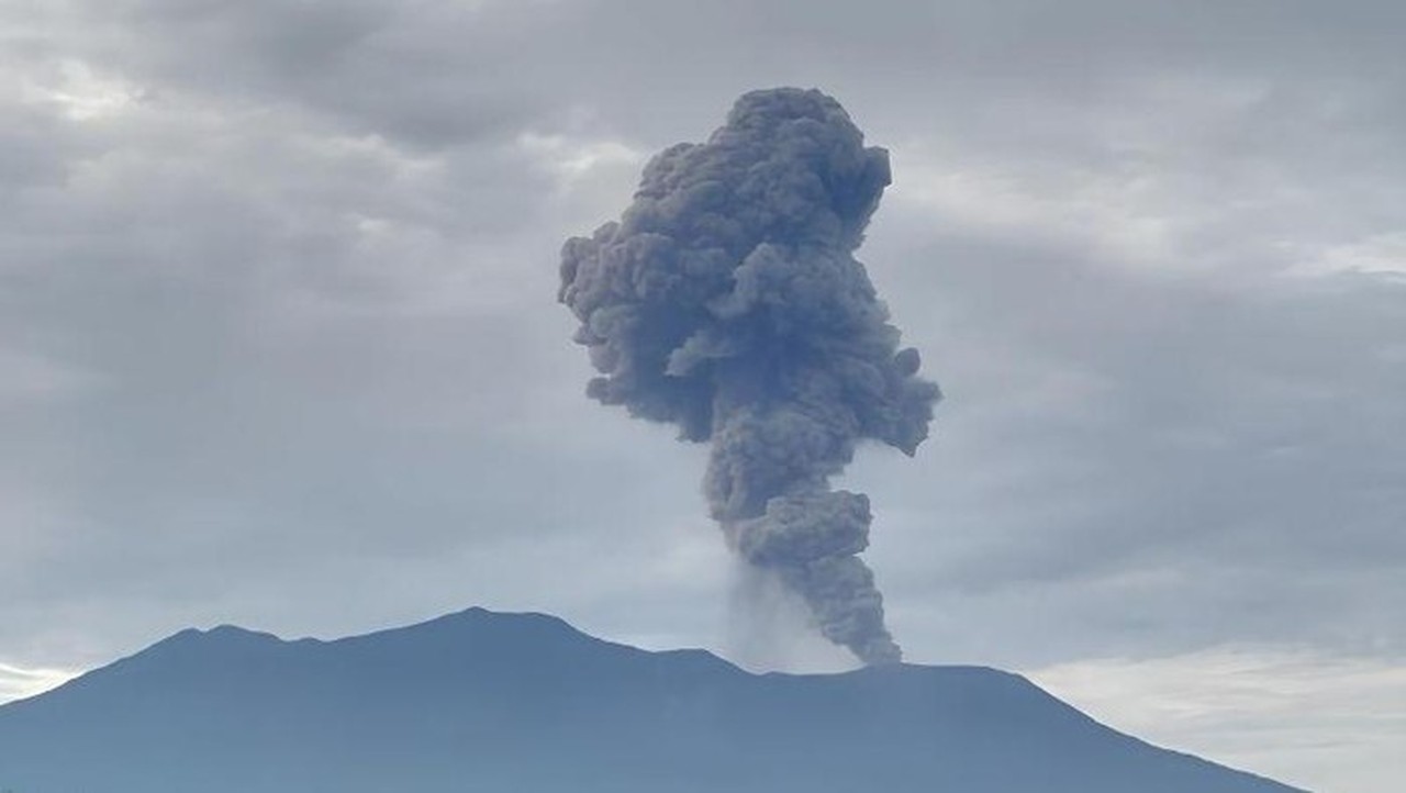 Gunung Marapi Sumbar Erupsi 25 Detik, Warga dan Pendaki Diimbau Jauhi Radius 3 Km