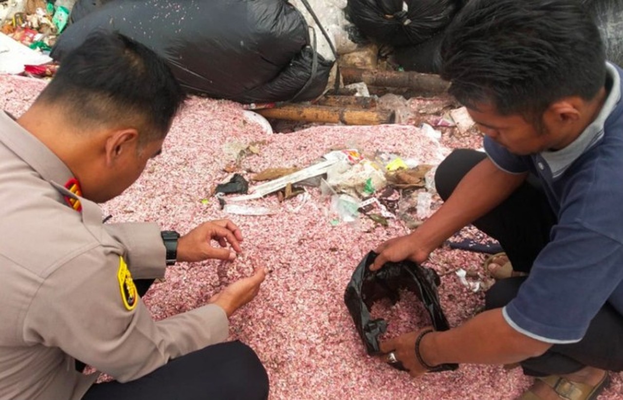 Polisi Selidiki Ribuan Karung Cacahan Diduga Uang Rupiah di TPS Liar Bekasi
