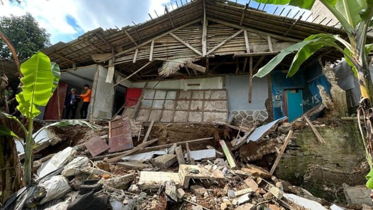 Tebing 15 Meter Longsor di Puncak Bogor, Satu Rumah Warga Rusak Berat