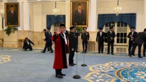 Adies Kadir Resmi Dilantik Jadi Hakim MK, Ucap Sumpah Jabatan di Depan Presiden Prabowo