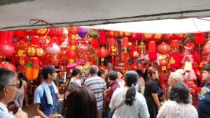 Jelang Imlek, Glodok Pancoran Diserbu Warga, Pedagang Angpau dan Lampion Banjir Cuan