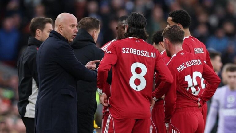 Jamie Carragher Bela Arne Slot: Gaya Bermain Liverpool Lebih Berharga dari Sekadar Trofi