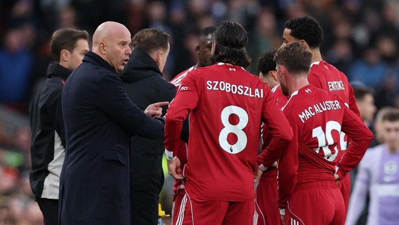 Jamie Carragher Bela Arne Slot: Gaya Bermain Liverpool Lebih Berharga dari Sekadar Trofi