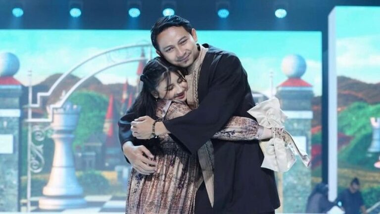 Alasan Kocak Aden Bajaj Gandeng Erat Tangan Anak di Catwalk: Ternyata untuk Mengerem!