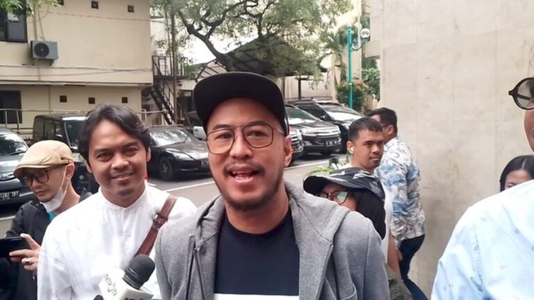 Pandji Pragiwaksono Penuhi Panggilan Polisi Terkait Laporan Dugaan Penistaan Agama dalam “Mens Rea”