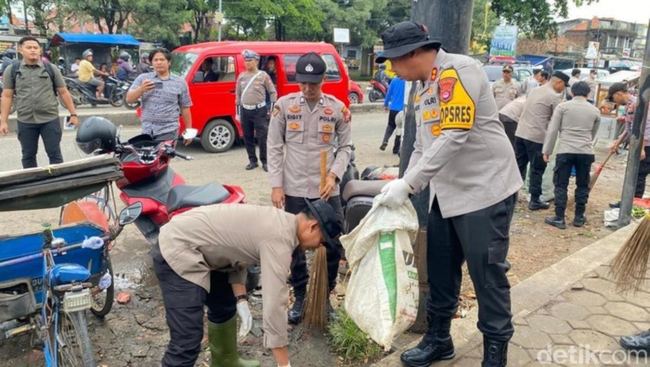 Selokan Pasar Ciruas Mampet Akibat Sampah, Kapolres Serang Ingatkan Pedagang Jaga Kebersihan
