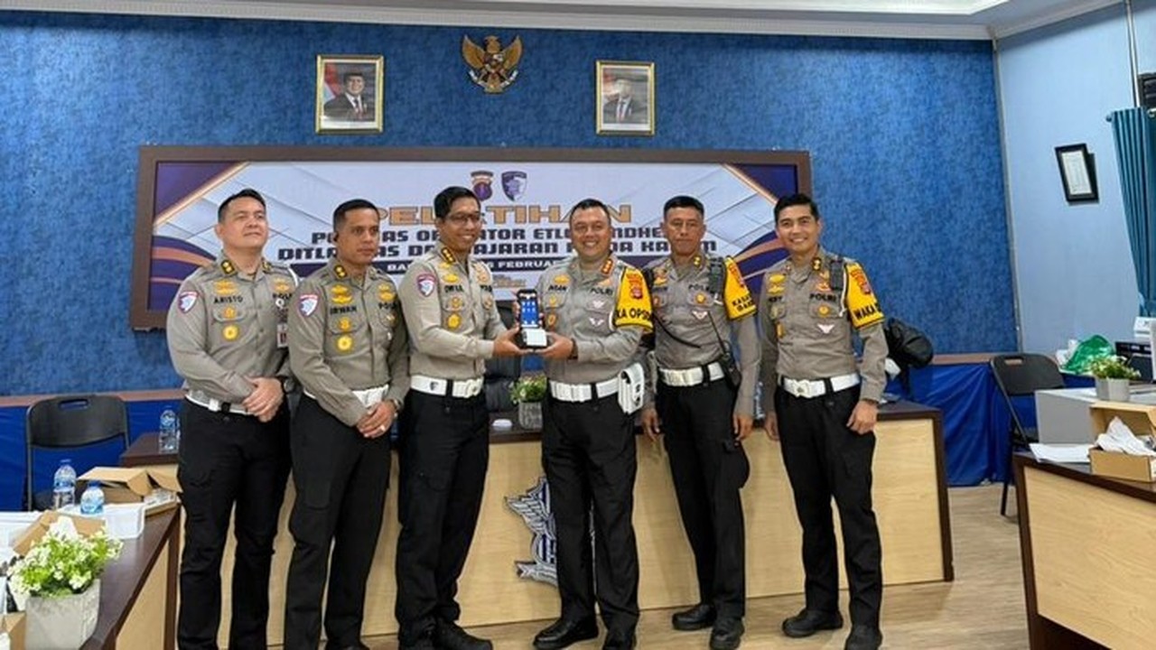 Korlantas Polri Serahkan ETLE Mobile Handheld untuk Modernisasi Penindakan Lalu Lintas Kaltim