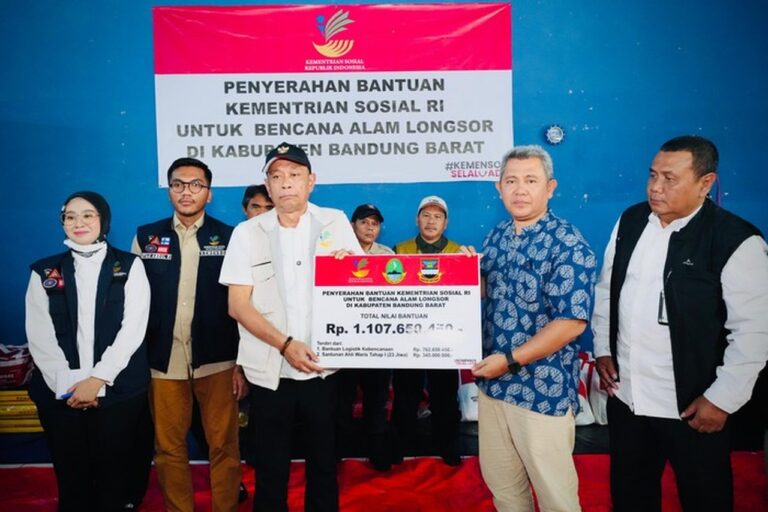 Wamensos Serahkan Santunan Duka Rp15 Juta untuk Korban Longsor Cisarua Bandung Barat