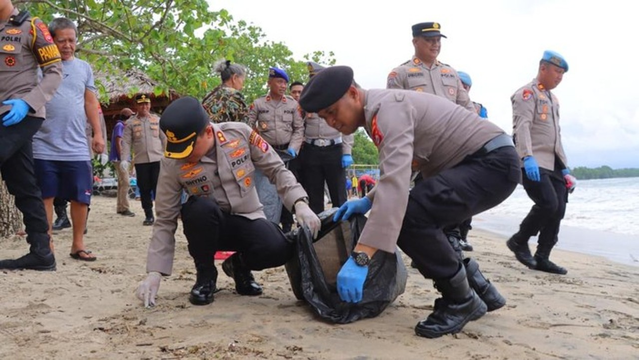 Polres Pandeglang Angkut Dua Truk Sampah dari Pantai Carita dalam Gerakan Indonesia Asri