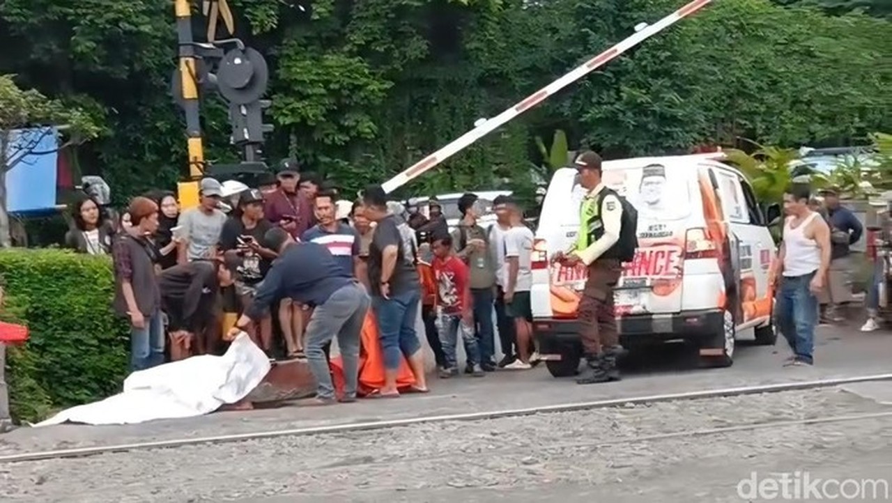 Relawan Penjaga Perlintasan KRL di Bogor Terserempet, Lansia Dilarikan ke RS