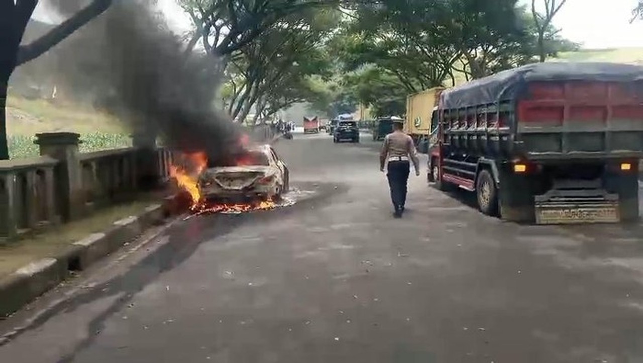 Tragedi Nagreg: Mobil Mercy Terbakar di Jalan Lingkar, Pengemudi Tewas Terjebak