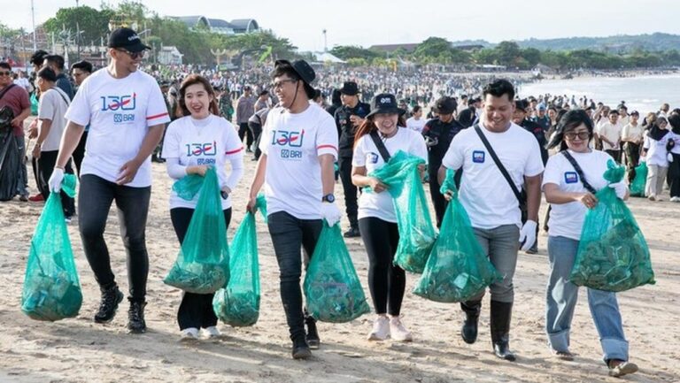 Dukung Gerakan Indonesia ASRI, BRI Kumpulkan 931 Kg Sampah di Pantai Kedonganan Bali