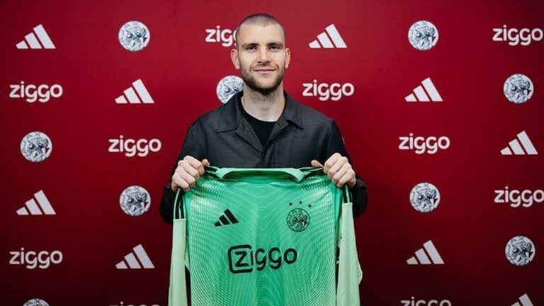 Maarten Paes Terganjal Izin Kerja, Debut di Ajax Melawan AZ Alkmaar Terancam Batal