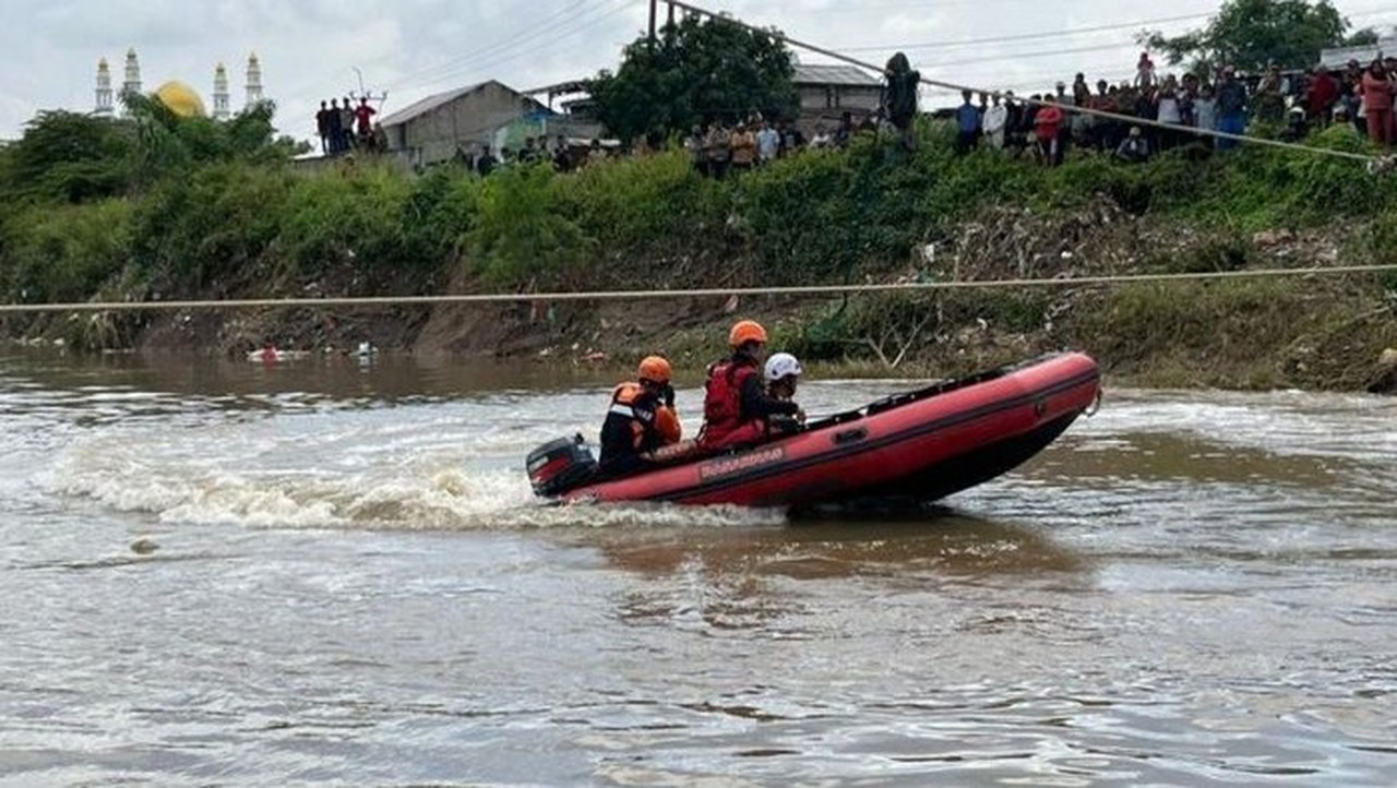 Pria Tercebur ke Kali Bekasi, Tim SAR Gabungan Lakukan Penyisiran Intensif di Sukawangi Pria Tercebur ke Kali Bekasi, Tim SAR Gabungan Lakukan Penyisiran Intensif di Sukawangi