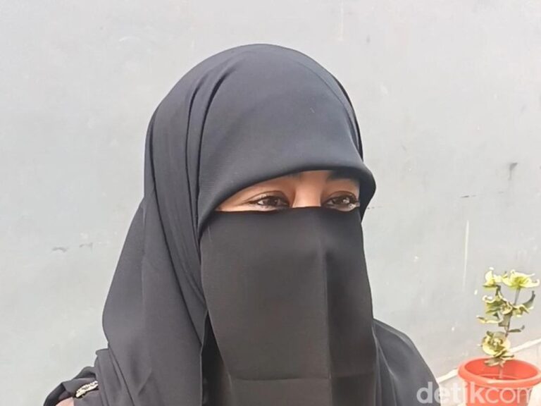 Umi Pipik Antusias Jadi Nenek, Rela Ubah Rutinitas Demi Gendong Cucu Kesayangan