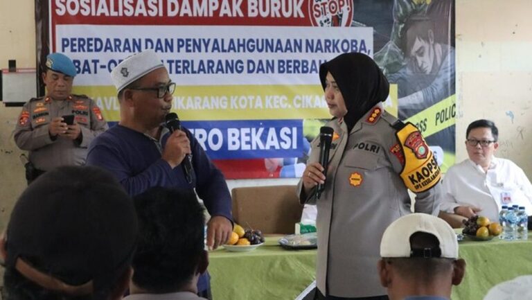 Polres Bekasi Gencar Edukasi Bahaya Narkoba Sambil Bagikan Ratusan Paket Sembako di Kampung Kavling