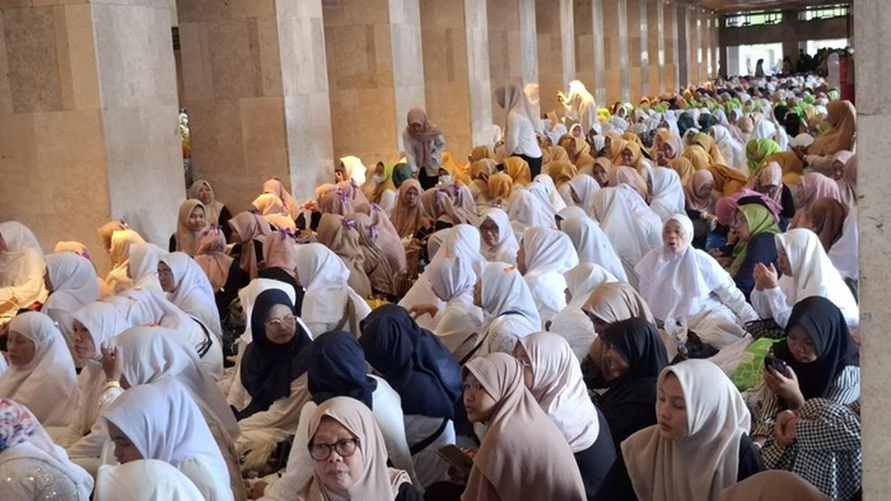 Ibu-ibu Pengajian Titip Doa untuk Presiden Prabowo di Acara MUI