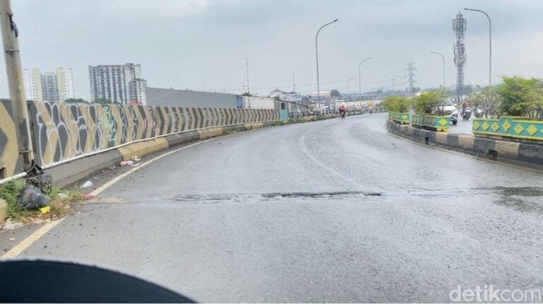Warga Keluhkan Lubang Flyover Ciputat Picu Pemotor Jatuh, Minta Segera Diperbaiki