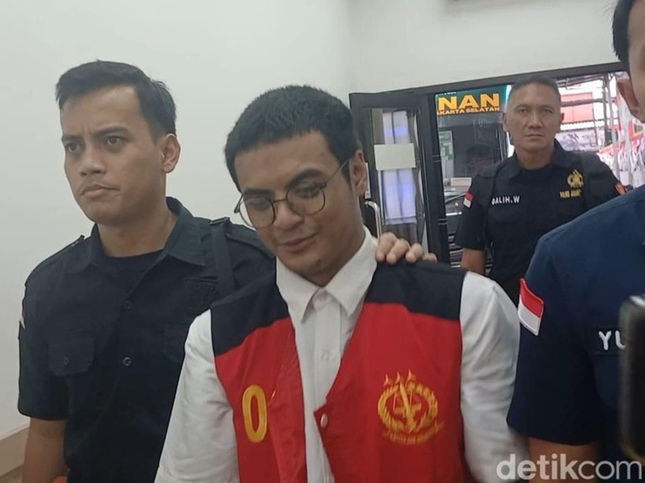 Keluarga Rutin Jenguk Vadel Badjideh di Lapas Cipinang, Bawa Kue Buatan Ibu