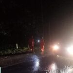 Tebing Longsor di Ngantang Malang, Akses Jalan Malang-Kediri Diberlakukan Buka Tutup