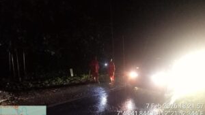 Tebing Longsor di Ngantang Malang, Akses Jalan Malang-Kediri Diberlakukan Buka Tutup