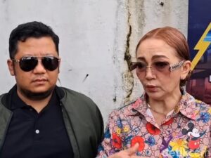 Firdha Razak Dampingi Putra Laporkan Istri yang Diduga Poliandri dan Nikah Siri