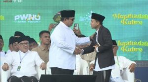 Momen Prabowo Beri ‘Koin Presiden’ ke Qori Terbaik di Acara 1 Abad NU Malang
