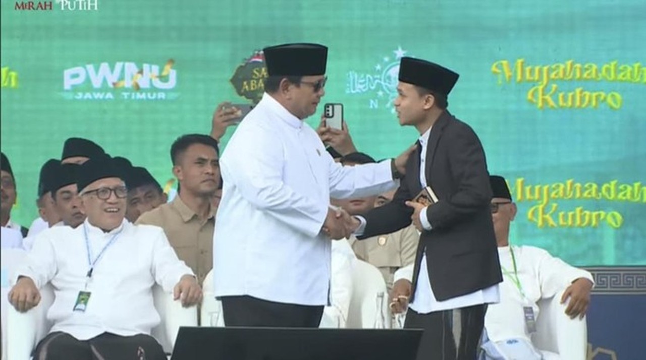 Momen Prabowo Beri ‘Koin Presiden’ ke Qori Terbaik di Acara 1 Abad NU Malang