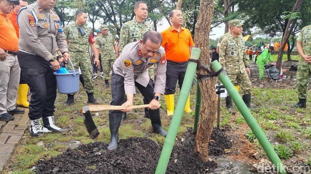 Kapolda Metro Jaya Pimpin Kerja Bakti Serentak di Danau Sunter, Tindak Lanjuti Perintah Presiden Prabowo