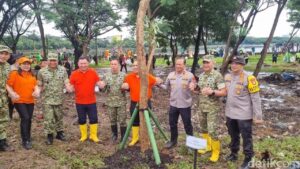 Kapolda Metro dan Pangdam Jaya Pimpin Aksi Bersih-Bersih Waduk Cincin Bersama Ribuan Warga