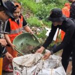 Brimob Polda Metro Jaya Bersihkan Kali di Senen, Angkut Sampah Berkarung-karung