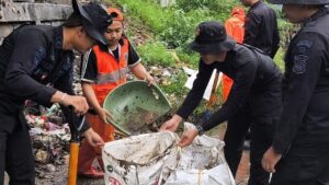 Brimob Polda Metro Jaya Bersihkan Kali di Senen, Angkut Sampah Berkarung-karung