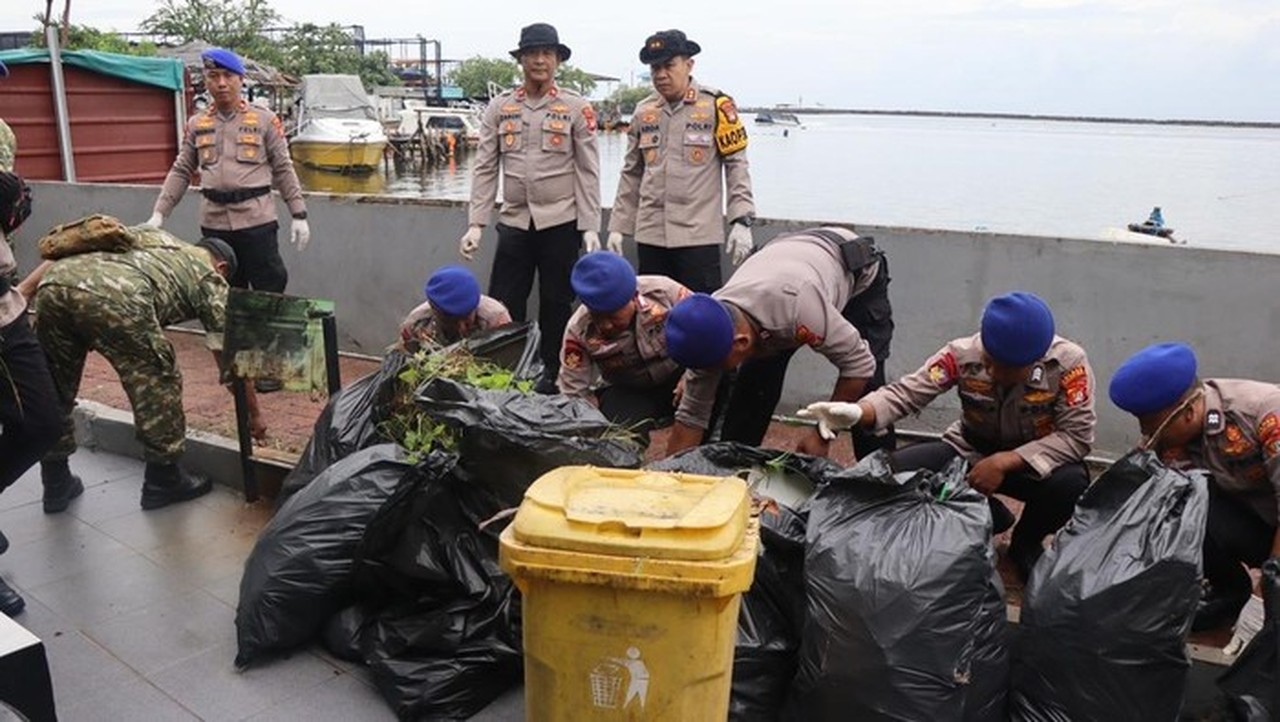 Polres Kepulauan Seribu Bersih-Bersih Pesisir, Ratusan Kantong Sampah Diangkut