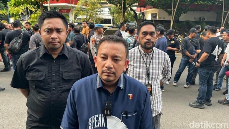 Bukan Mayat, Pria di Tambora Gendong Biawak Hidup 1,7 Meter karena Tak Punya Ongkos